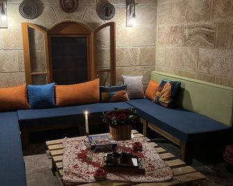 Ultimate experience of living in a traditional Legacy with a natural setting - Sidon - Living room