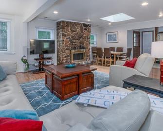 Riverside Cottage With Canoe - Lexington - Living room