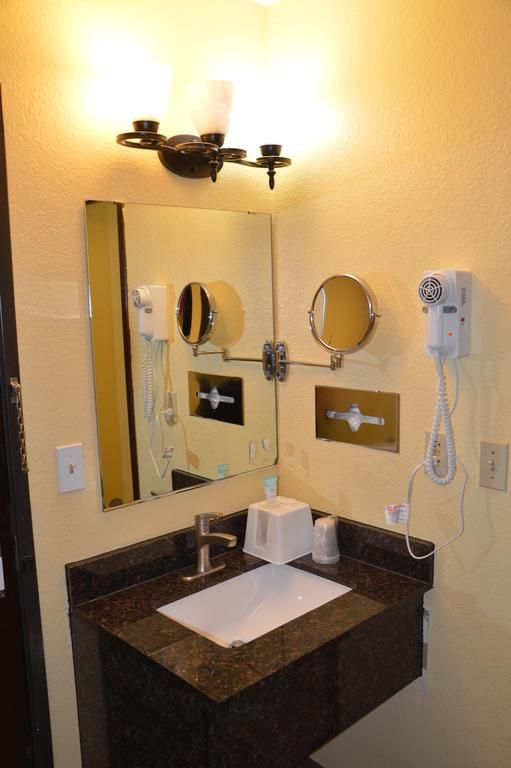 Burnsville Inn & Suites thumbnail 3