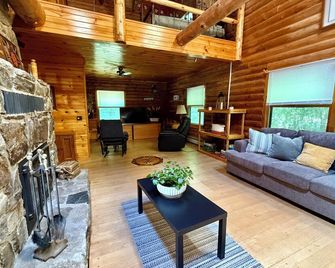Welcoming 4-bedroom cabin in Chesterville - Farmington