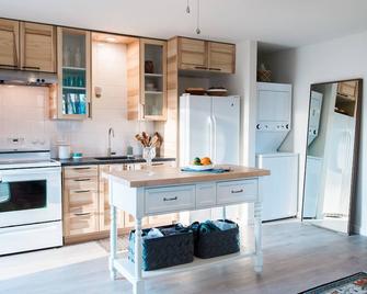 Pet Friendly, Light-filled, Organic Studio, Full Kitchen, Hot Tub - Central Point - Kitchen