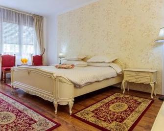 Former Ceausescu's Vila Crizantema - Băile Govora - Bedroom