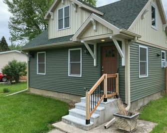 Park Right by Your Door -1 BR, 1 Bath, Full Kitchen, 1st Floor Laundry. - Lansing - Building