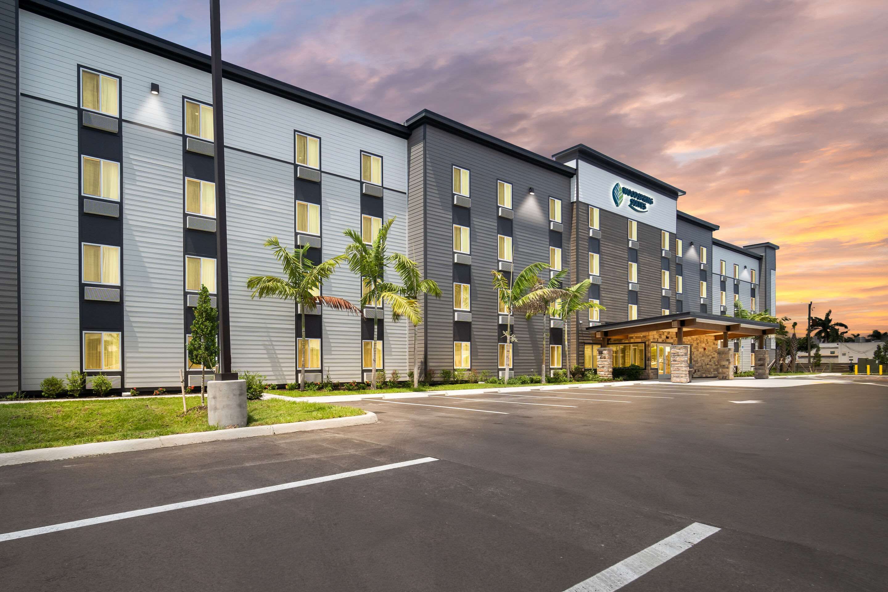 Woodspring Suites Fort Myers - Cape Coral - Fort Myers - Building