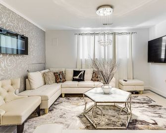 Walk to Beach: Elegant Escape in Lusby! - Lusby - Sala de estar