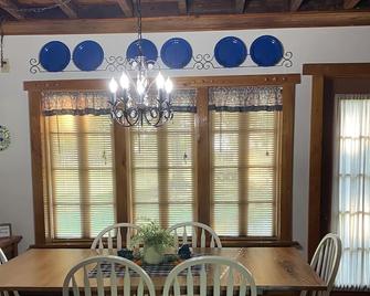 Cajun Country at its best. Private Acadian style guest house on estate property. - Scott - Dining room
