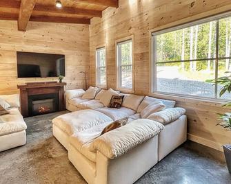 Charming 4-bedroom chalet with AC and WiFi in fabulous New Richmond - New Richmond