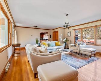 HV Spacious Retreat sleeps 13 with pool and hot tub - Poughkeepsie - Sala de estar