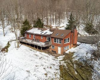 Charming 3BR house, nestled in mountains, pet friendly, 20 minutes from skiing! - Stamford - Edificio