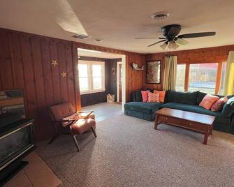 Owasco Lake House With Central Air! - Auburn - Living room