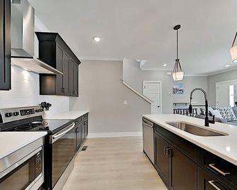 Modern East Townhome w/Parking - Mins to Downtown - Nashville - Cozinha