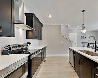 Modern East Townhome w/Parking - Mins to Downtown - Nashville - Kitchen