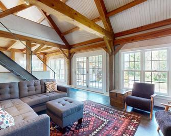 Cider Hill Haven - New Haven - Living room