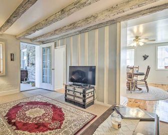 Farmhouse on River, 12 Miles to Liberty Mountain - Taneytown - Living room