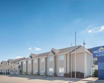 Microtel Inn & Suites by Wyndham Altus - Altus - Building