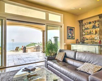 Luxury Del Rio Home w/ Pool & Lake Views! - Del Rio - Wohnzimmer