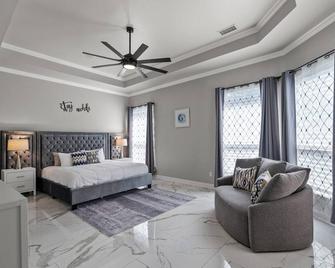 Luxurious 5 BR w/ Resort Style Pool & Theater Room in Murphy - Murphy - Habitación