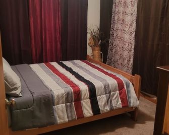 Clean and cozy 3 bedroom home - Wichita - Bedroom