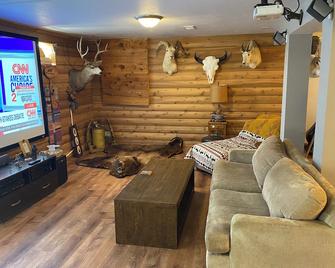 5 Bedroom 4.5 bath Home17 minutes from Lambeau Field with Hot tub. - De Pere - Living room