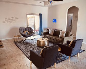 Hot Tub & Garage access! - Kingman - Living room