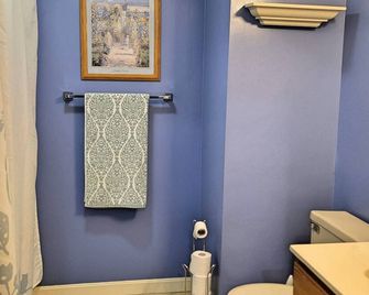 Close to shops/dining/town access. Pet-friendly, Wifi, deck. A0040 by LRS - Woodstock