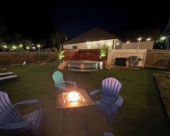 Gem On Pearl w/ Pool - Walk to Downtown Lockhart - Lockhart - Patio