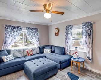 Blackberry Cottage with Yard Near Westport and Beach - Grayland - Living room