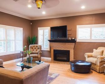 Cozy Apt-Sequoia Parks Coast Wineries Skiing-All Day Trips - Visalia - Living room