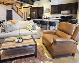 Boji Cottage off West Lake Okoboji - Okoboji - Living room