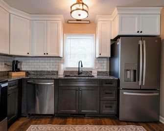 Charming house in a golf course community with lake views and a big yard. - Kings Mountain - Kitchen