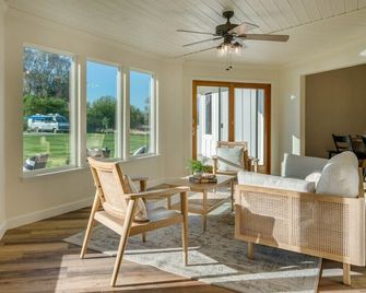 Riverfront Beauty with Pickle Ball Court - Kingsburg