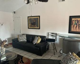 Jazzmen's Place (Group Discount W/ Pool) 3bdrhome - Marrero - Living room
