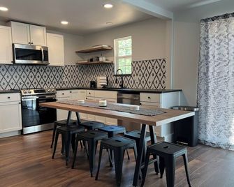 Unique A-Frame cabin at Lake Eufaula that is completely renovated! - Eufaula - Kitchen