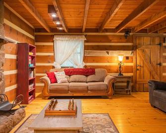 My Old Kentucky Home! Restful Log cabin retreat.. - Saint Charles - Sala de estar