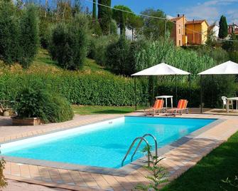 Sunlit home with pool - Fucecchio - Piscina