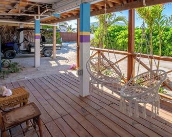 Moon Drop: A Tranquil Studio Apartment in White Sound - Marsh Harbour - Patio