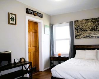 Peaceful Family Retreat with Games and Glamping! - Livingston - Bedroom