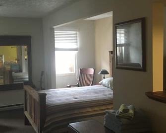 Studio apartments with private kitchens in historic Appalachian Town - Hinton - Habitación