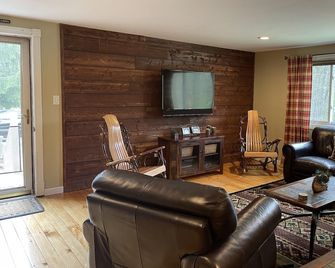 Relax at Our River Retreat - Chestertown - Вітальня