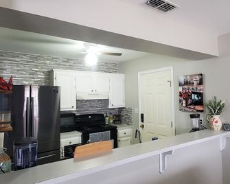 Charming & Spacious 4-bedroom homr with AC, WiFi, Lots of Parking in Brownsville - Brownsville - Kitchen
