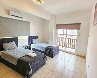 Unique City Center Rooms, 150m from Chabad Lubavitch - Larnaca - Bedroom