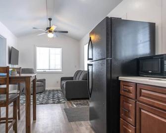 Sparkling Clean! 2 Bedroom Cottage- Located In Beautiful Keweenaw - Calumet - Living room