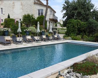 House With Private Pool And Grounds: 7 Bedrooms, 5 Bathrooms - Labarthe - Piscina