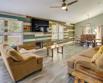 Hot Tub and Fire Pit Rockport Vacation Rental! - Rockport - Living room