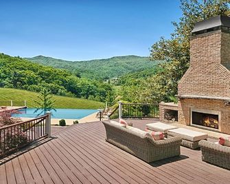 Breathtaking Luxury Estate With Sweeping Views On 40 Acres, Near Asheville - Leicester - Pool