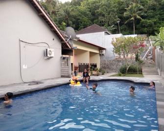 Family Garden Homestay - Senggigi - Pool