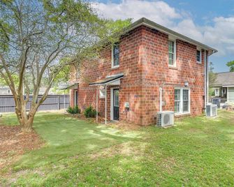 2 Mi to Dtwn Pensacola: Dog-Friendly Apartment - Pensacola - Gebäude