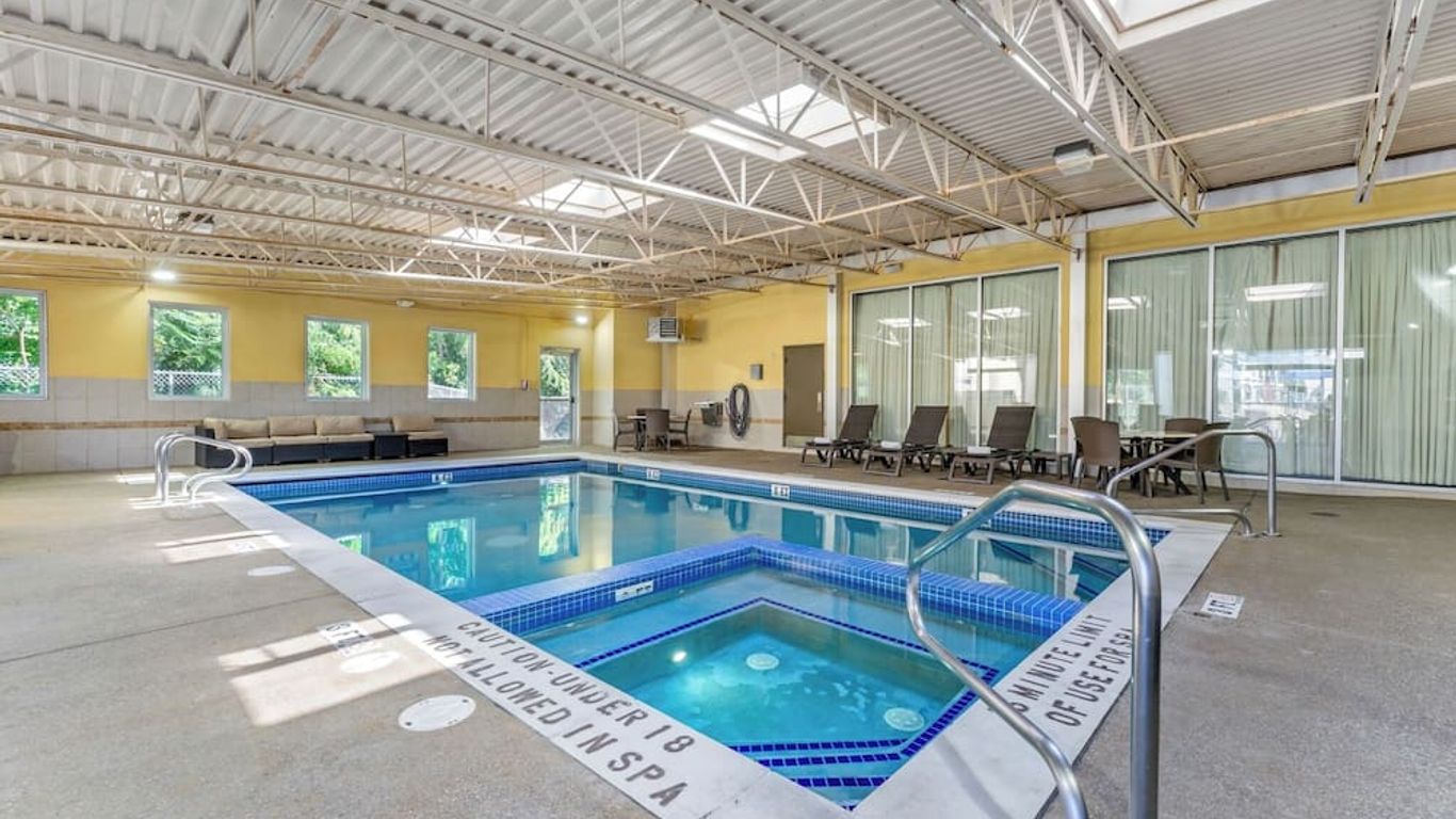 Comfort Inn & Suites Triadelphia - Wheeling