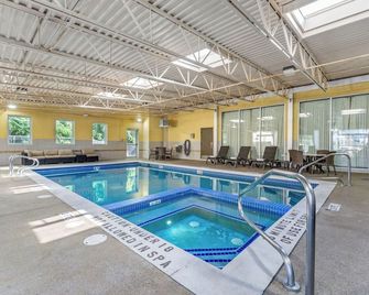 Comfort Inn & Suites Triadelphia - Wheeling - Triadelphia - Zwembad