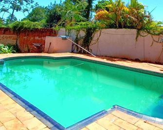Casa Folks Bed and Breakfast - Puerto Iguazú - Piscina